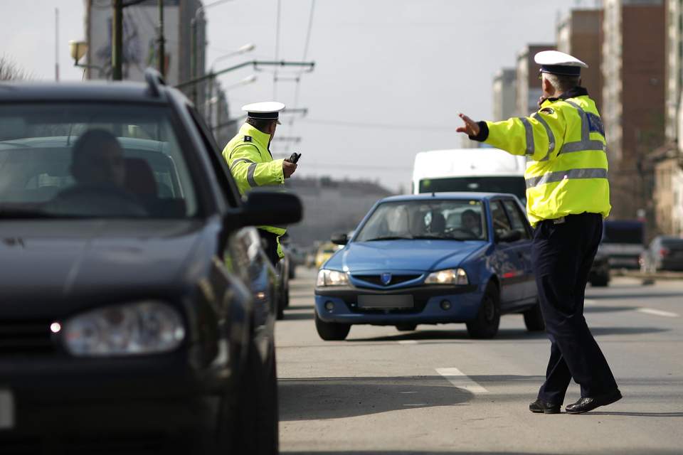 Atenţie, soferi! Dacă sunteţi indisciplinaţi în trafic, riscaţi să aveţi permisul suspendat 3 ANI!