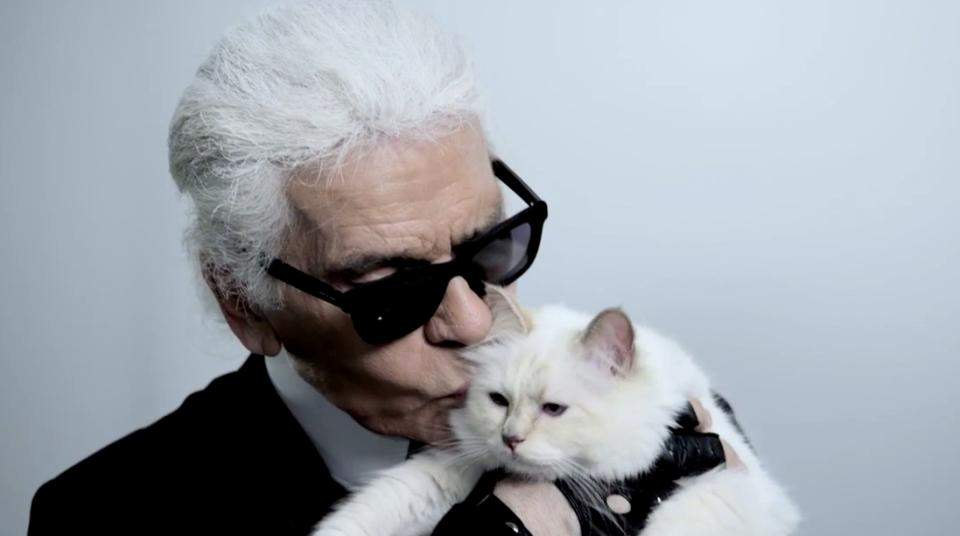 A înnebunit? Karl Lagerfield vrea să se însoare la 80 de ani! Şi nu vă imaginaţi pe cine a pus ochii