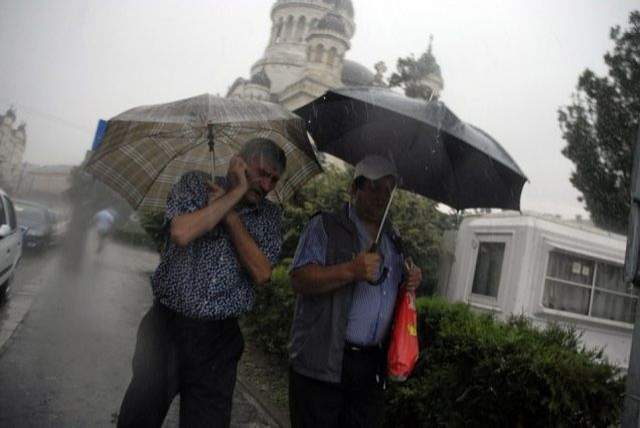 Adio soare! Adio mare! Scad temperaturile şi avem nevoie de umbrele!