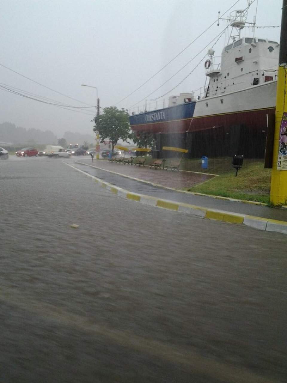 Adio soare! Adio mare! Scad temperaturile şi avem nevoie de umbrele!