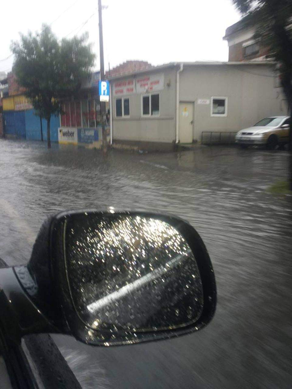 Uite cum face faţă Sânziana Buruiană potopului de afară!