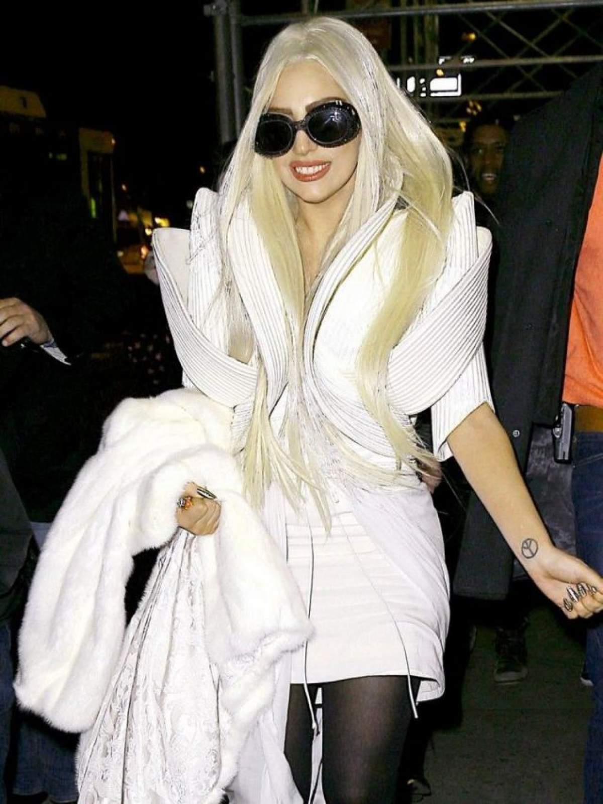 Asa arata rochia creata de un roman pentru Lady Gaga!