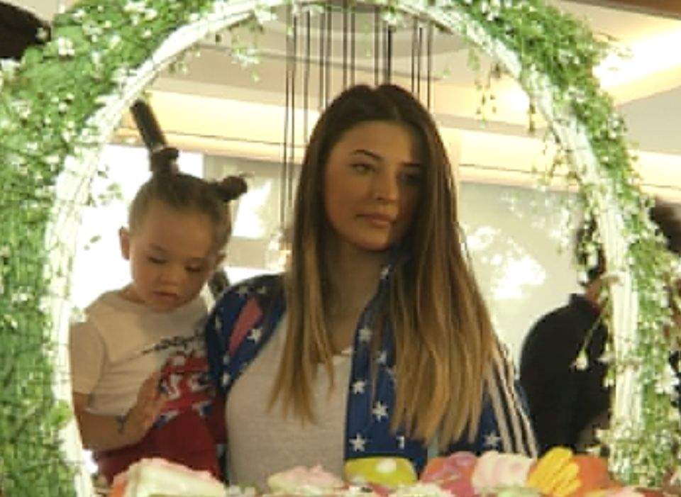 Are mama o fetiţă răsfăţată rău! Antonia: "Maya îmi cere cadouri în fiecare zi" / Video