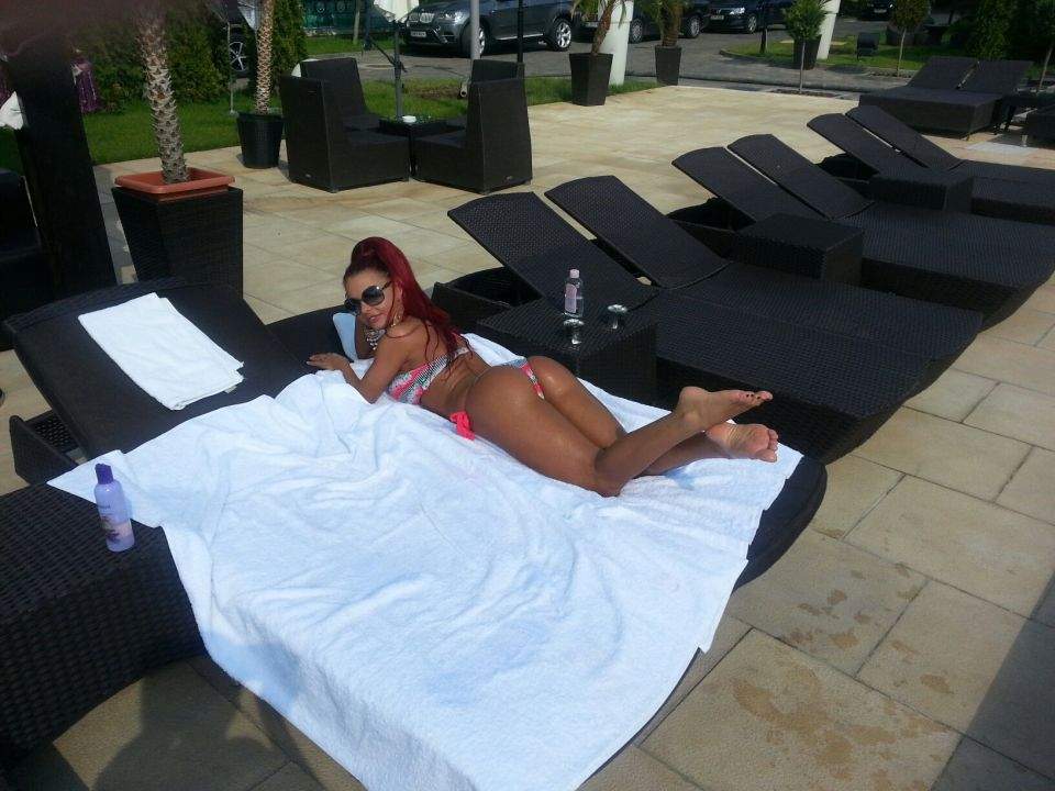 Ce hot e "păcătoasa"! Ana Maria Mocanu „a dat foc” unei piscine / Galerie foto incendiară