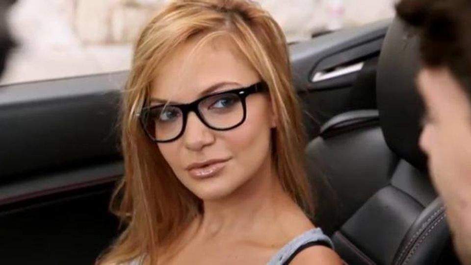 Andreea Antonescu a debutat la Hollywood! Apariţia ei aproape porno i-a cauzat erecţie prelungită unui bărbat / Video