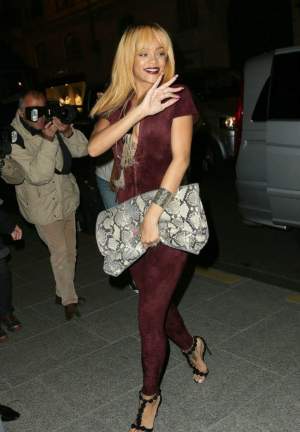 Rihanna, de mână cu o femeie după o noapte petrecută la night-club!