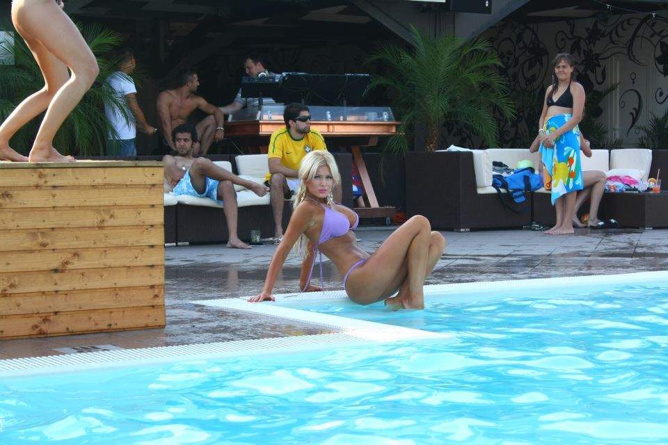 Semnează “ca primarul”! Dovada că Simona Sensual e desprinsă din bancurile cu blonde