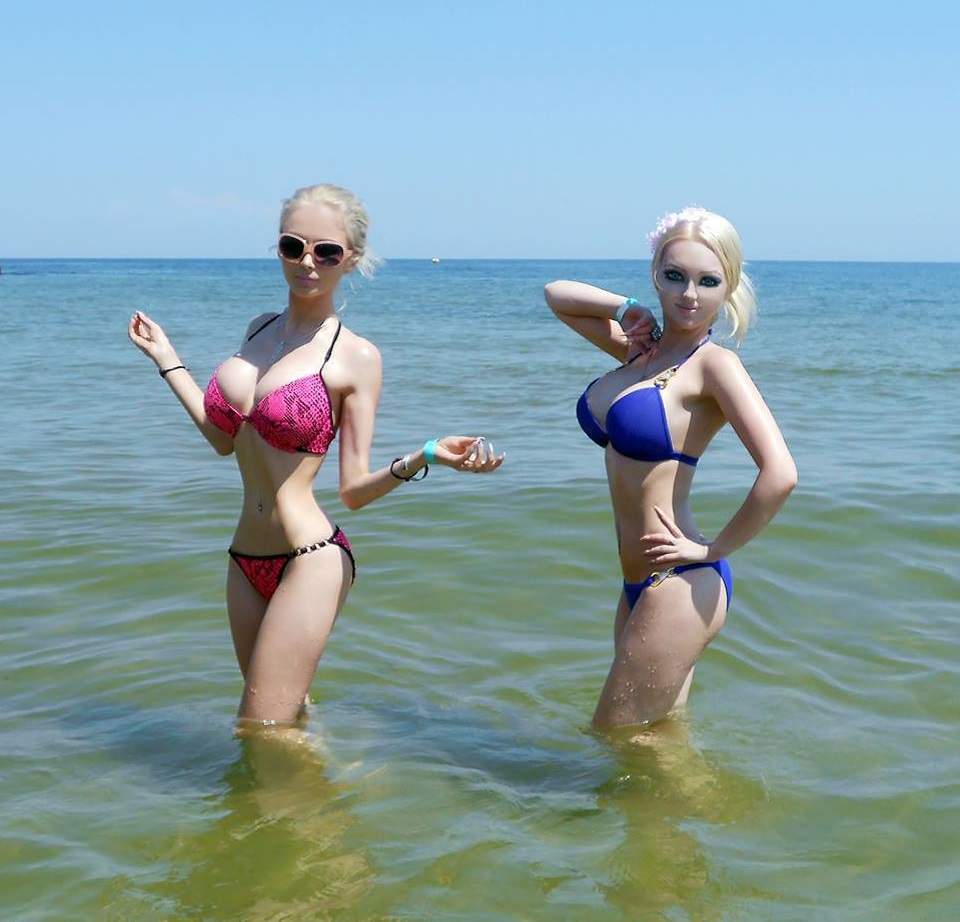 Femeia-Barbie, la mare, în costum de baie! Ai vrea să înoţi alături de ea sub razele fierbinţi ale soarelui? / Galerie foto