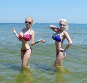 Femeia-Barbie, la mare, în costum de baie! Ai vrea să înoţi alături de ea sub razele fierbinţi ale soarelui? / Galerie foto