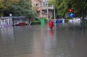 România, sub ape!  Inundaţiile au făcut ravagii în mai multe zone din ţară, iar mii de oameni au rămas izolaţi