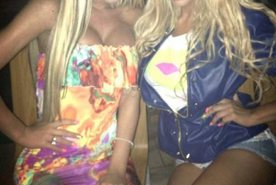 Uite ce fac două blonde celebre din showbizul românesc în toiul nopţii! O să rămâi mască!