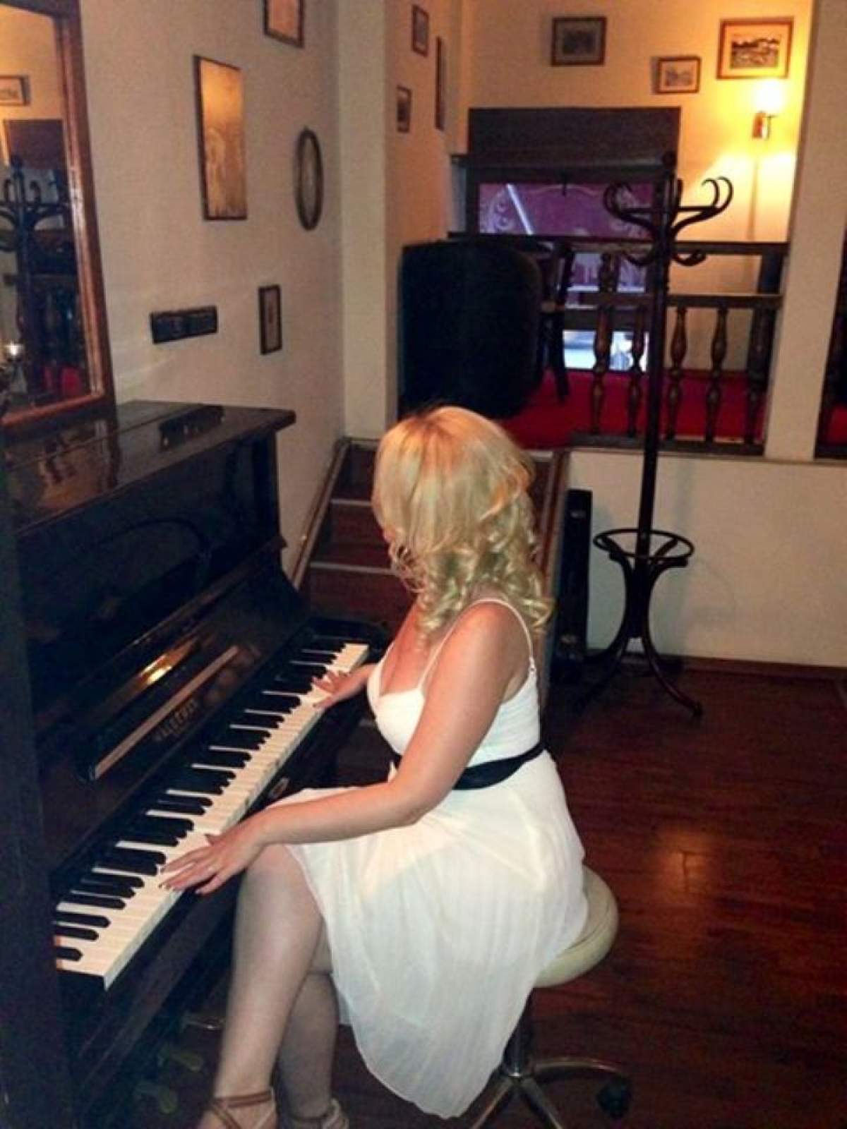 Oana Lis vrea să cânte manele, la pian!