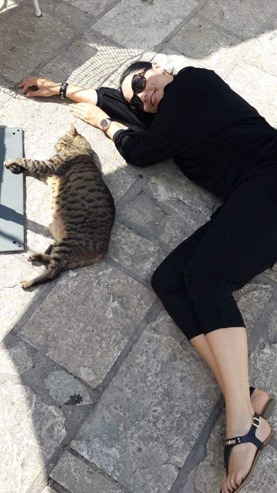 Aşa ceva n-ai mai văzut: Andreea Marin e tolănită şi cu pisicuţa la soare! / Foto