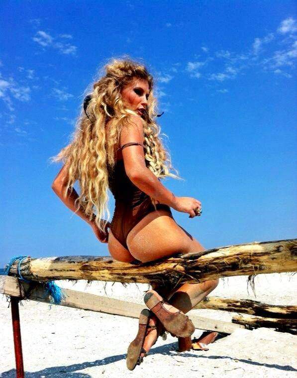 Corina, sexy la cules de fructe. Intră aici să o vezi!
