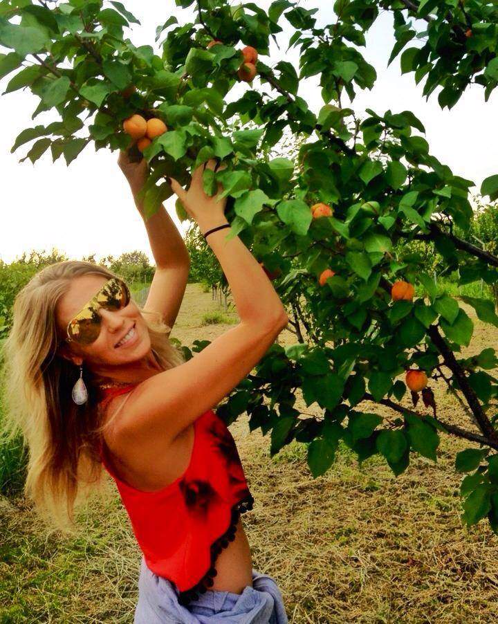 Corina, sexy la cules de fructe. Intră aici să o vezi!