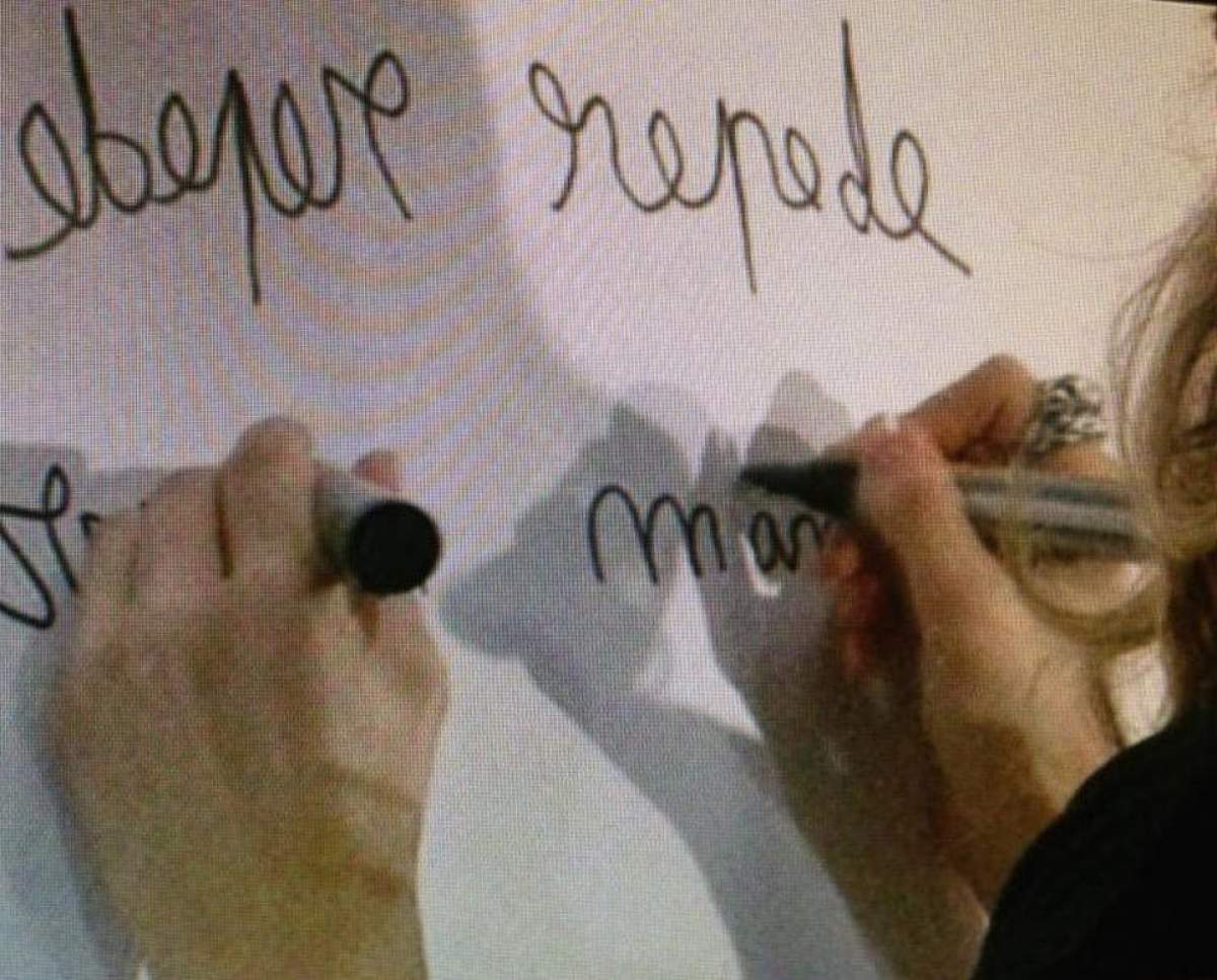 Incredibil! Adela Popescu scrie cu ambele maini deodată şi citeşte de la dreapta la stânga