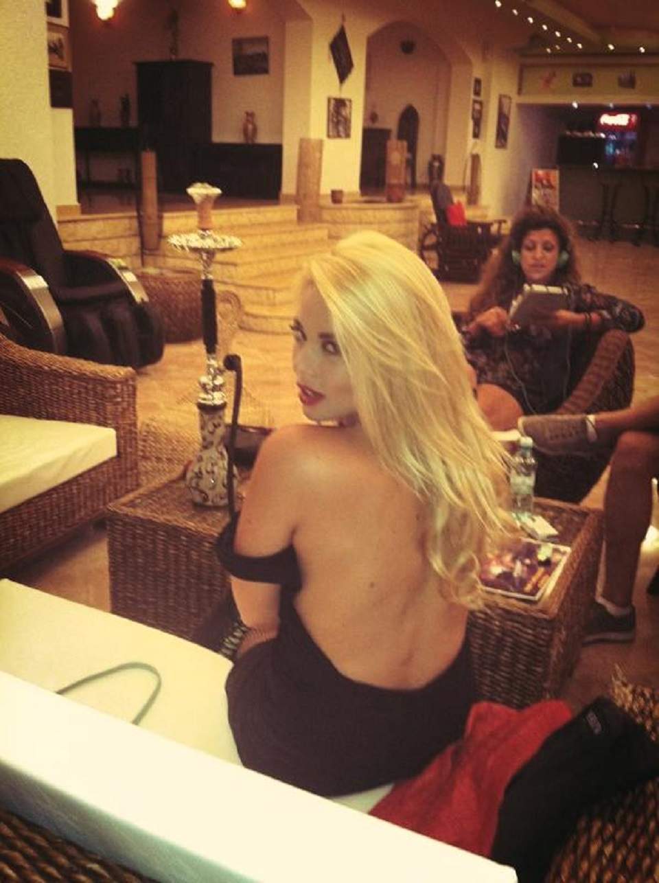 Roxana Nemeş e sexy şi de la spate! Uite în ce ipostază s-a fotografiat vedeta! / Foto