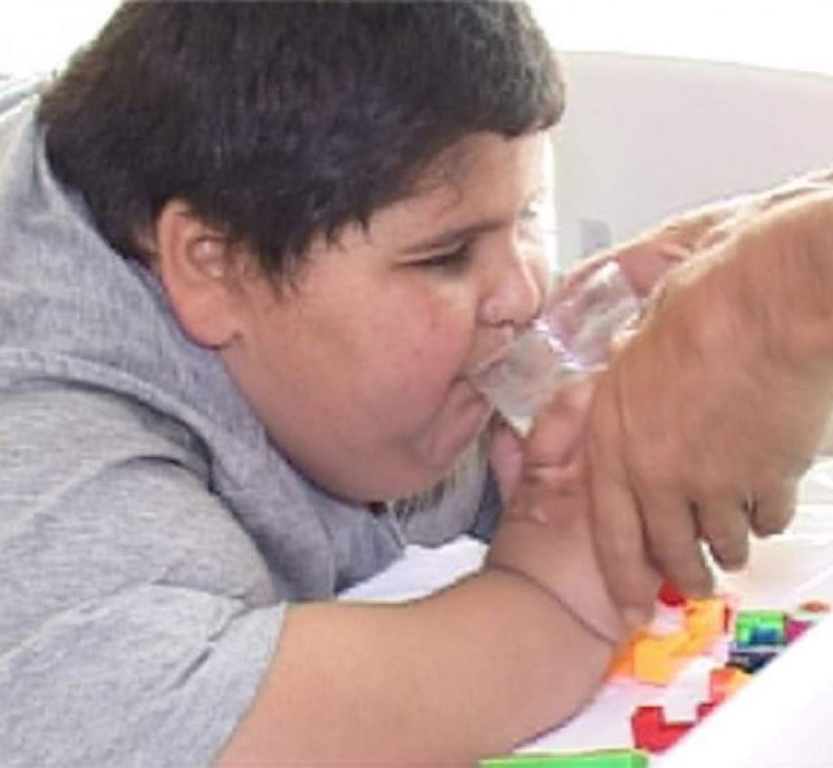 Minunile se ţin lanţ pentru Alex, băieţelul care suferă de obezitate morbidă