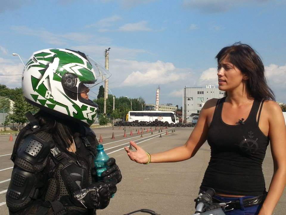 Oana Zăvoranu, călare pe motor! Vezi ipostaze incendiare!