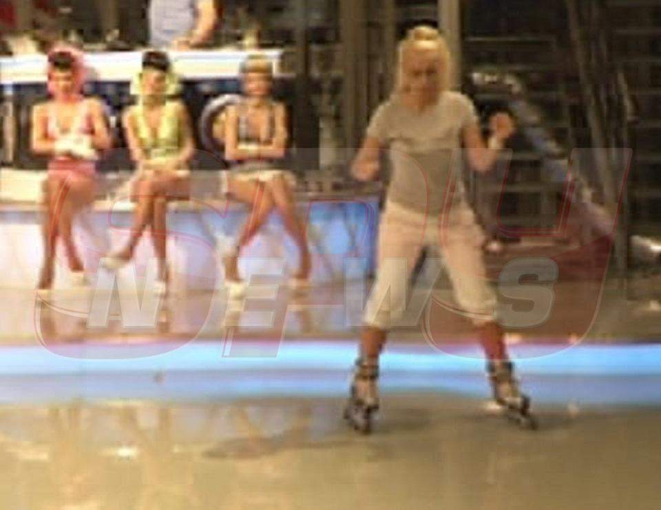 Simona Traşcă a dansat pe role şi a făcut show pe muzică populară!/ Foto