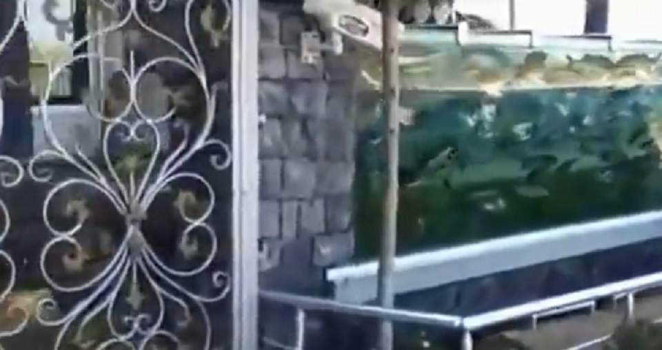 Câtă opulenţă! Uite ce şi-a pus în loc de gard un bogătaş turc! / Video