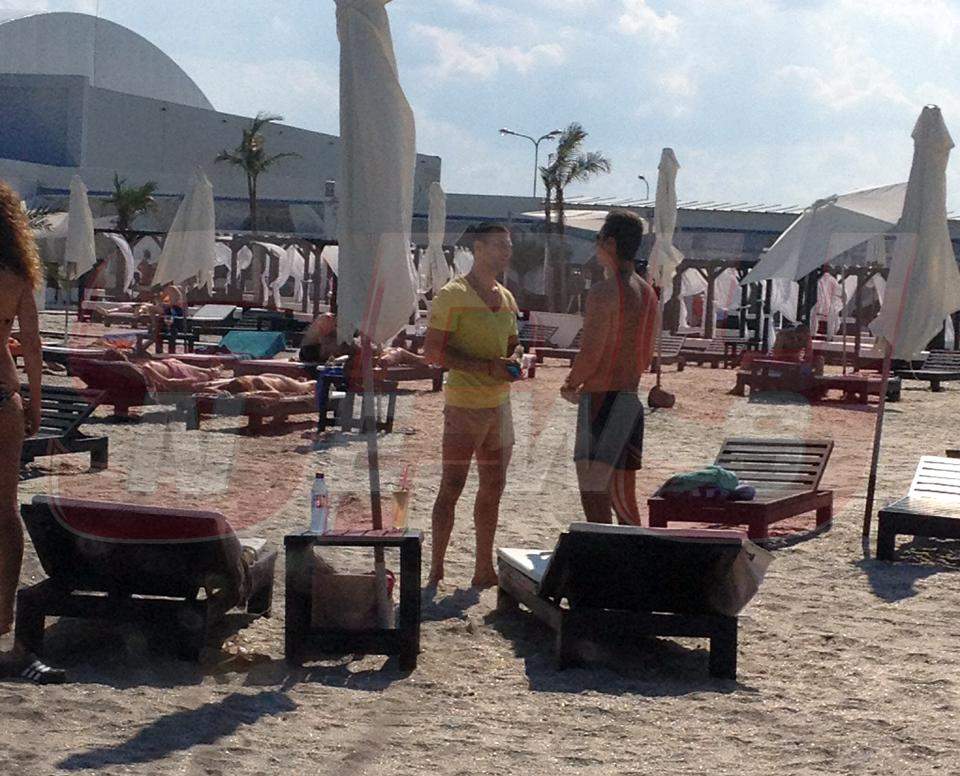 Brumă la Mamaia! Mircea Badea şi-a scos "top-modela" la plajă!