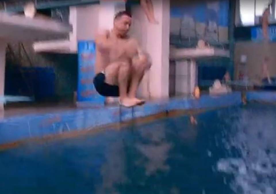 Oficial îi merge bine, dar Piticu s-a ales cu vânătăi în urma emisiunii "Splash! Vedete la apă"! VIDEO