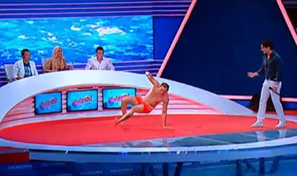 Oficial îi merge bine, dar Piticu s-a ales cu vânătăi în urma emisiunii "Splash! Vedete la apă"! VIDEO