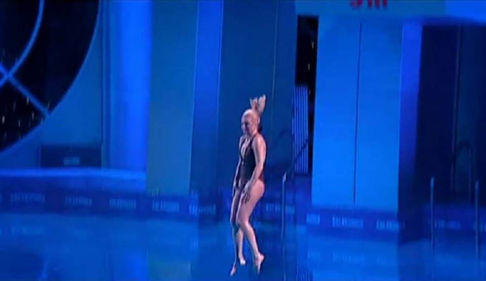 Toată ziua stă pe lac şi cântă neîncetat: Mac-mac-mac! Vezi ce blondă a făcut "Splash" în apă! / Foto