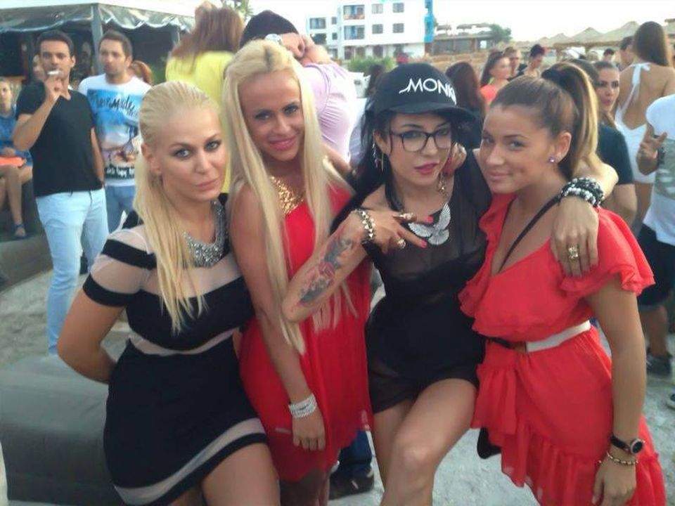 La mare, la soare, fetele sunt sexy tare! Anda Adam, Roxana Vancea şi DJ Wanda pozează în ipostaze inedite!