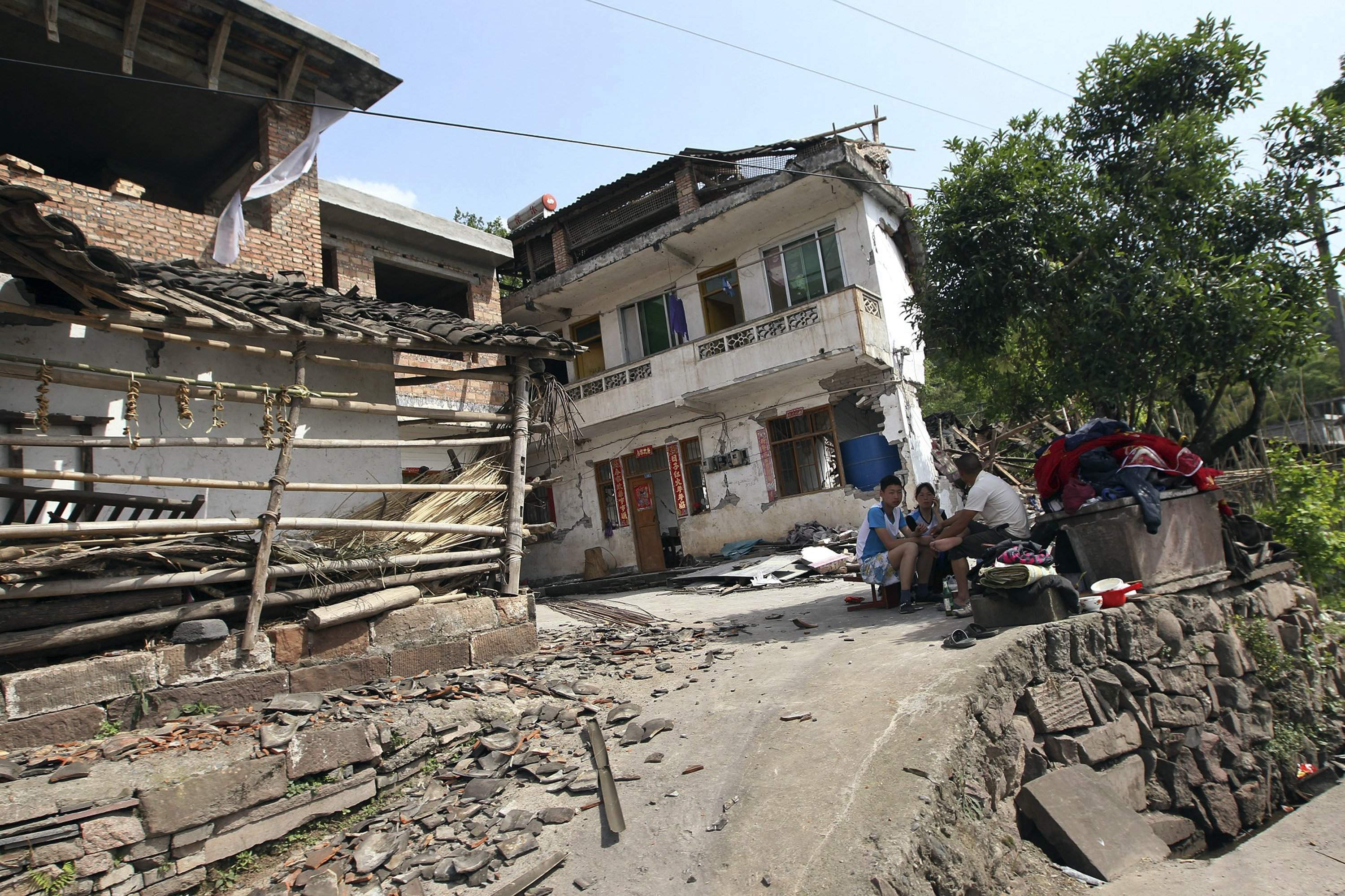 Cel puţin 47 de morţi şi 300 de răniţi în urma cutremurului din China