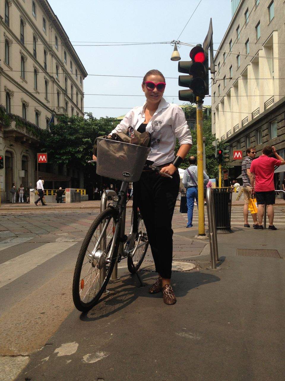 Adina Buzatu s-a plimbat cu motoscuterul prin Milano! Vezi imagini inedite cu stilista!