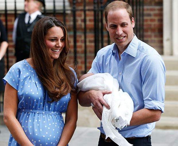 Kate Middleton a părăsit maternitatea împreună cu bebeluşul! Vezi PRIMA FOTOGRAFIE cu Prinţul de Cambridge! / Foto