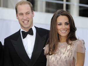 Kate Middleton a părăsit maternitatea împreună cu bebeluşul! Vezi PRIMA FOTOGRAFIE cu Prinţul de Cambridge! / Foto
