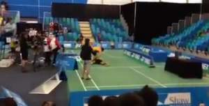 Doi jucători de badminton s-au luat la bătaie în timpul unui meci!/ Video