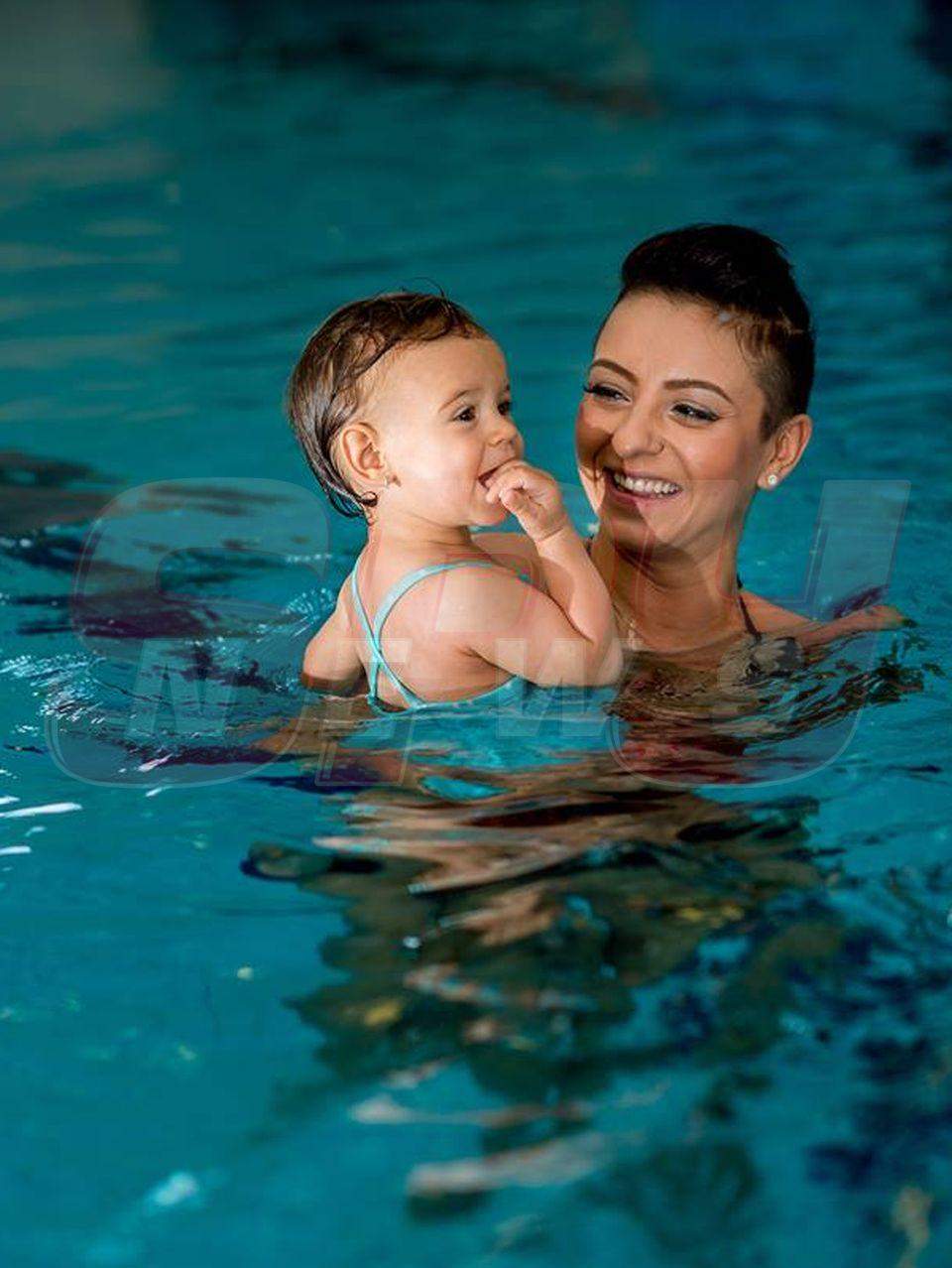 Uite ce se mai zbenguieşte Giulia cu fetiţa ei la piscină!