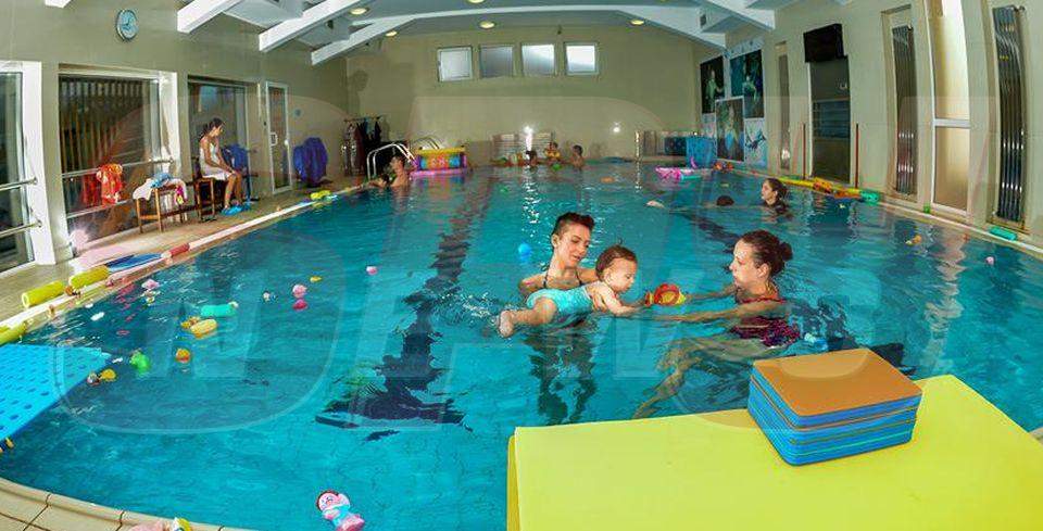 Uite ce se mai zbenguieşte Giulia cu fetiţa ei la piscină!