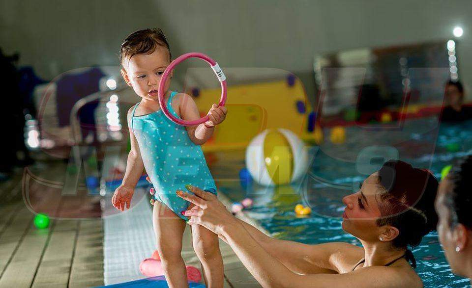 Uite ce se mai zbenguieşte Giulia cu fetiţa ei la piscină!