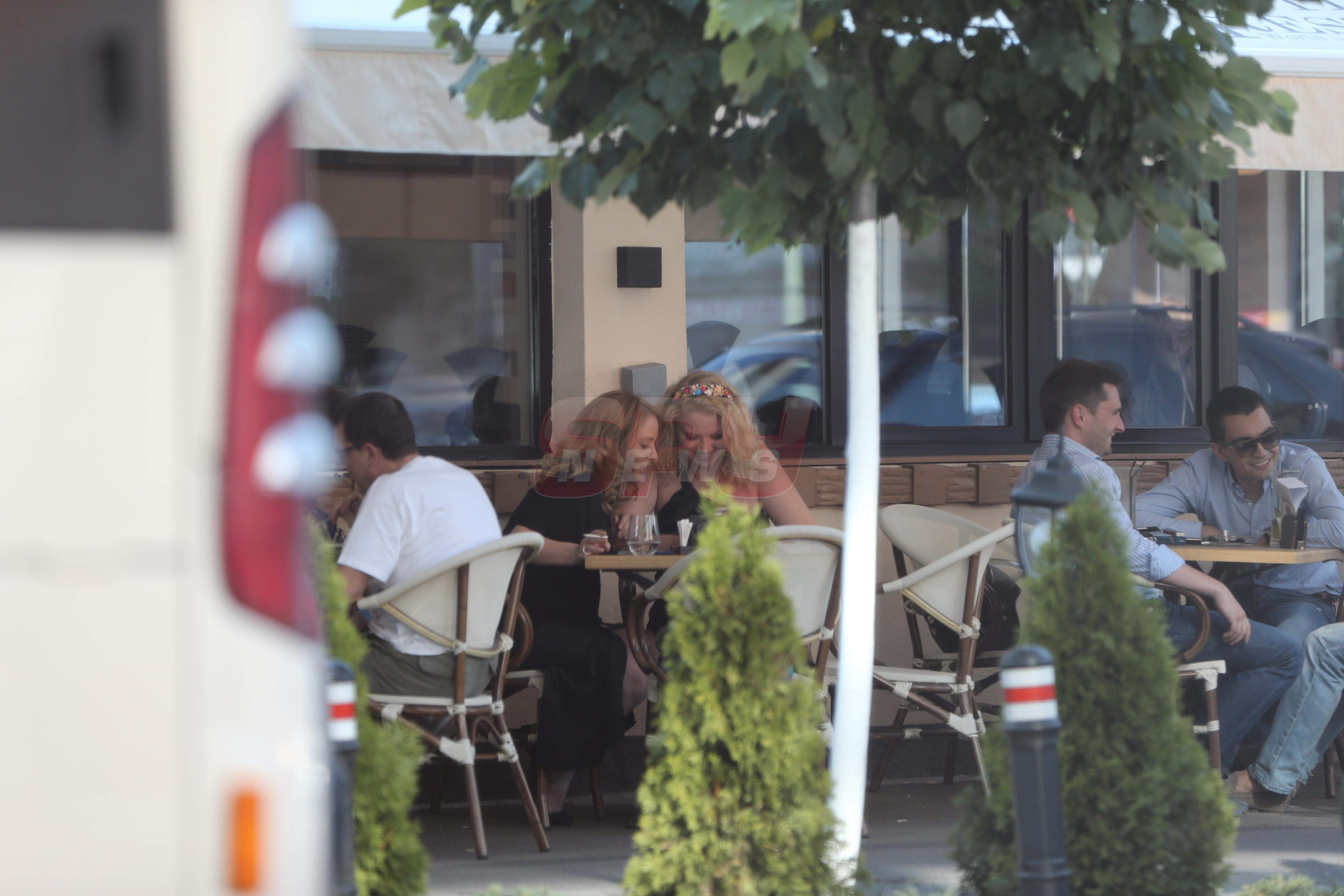 Oana Lis nu se poate abţine! Uite ce apucături are blonda la terasă! / FOTO PAPARAZZI