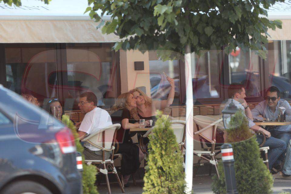 Oana Lis nu se poate abţine! Uite ce apucături are blonda la terasă! / FOTO PAPARAZZI