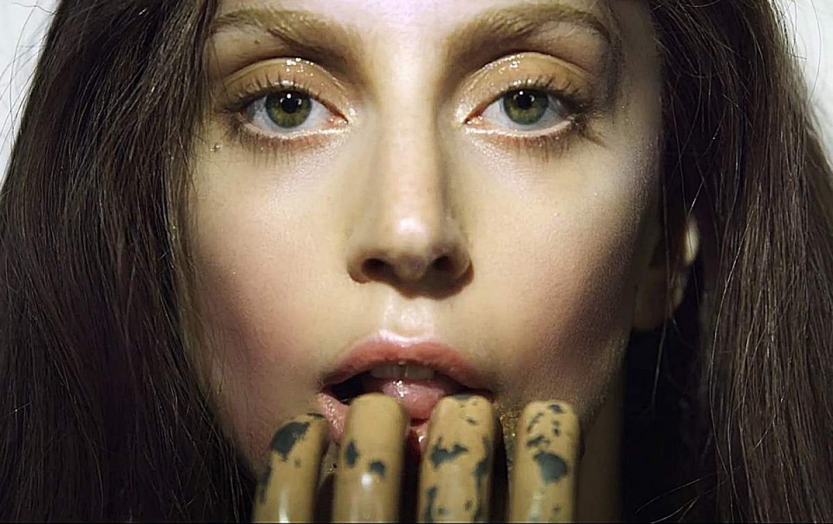Lady Gaga o copiază pe Ruby! Uite ce şi-a făcut excentrica artistă! / Foto