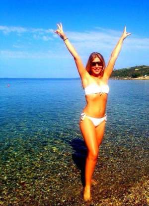 Corina, îndrăgostită de vară şi liberă la mare! Uite în ce ipostază se fotografiază artista!