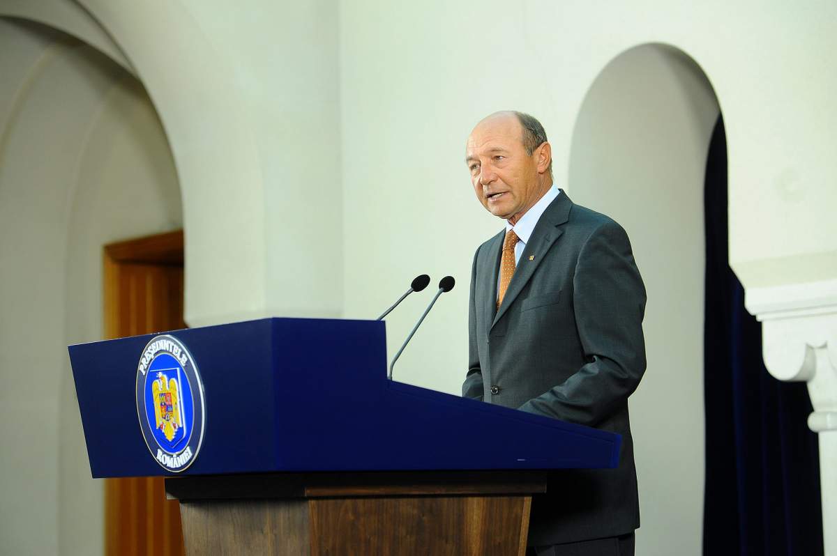 Preşedintele Traian Băsescu aşa cum nu l-aţi mai văzut! A renunţat la costum şi şi-a luat şlapii!/ Galerie Foto