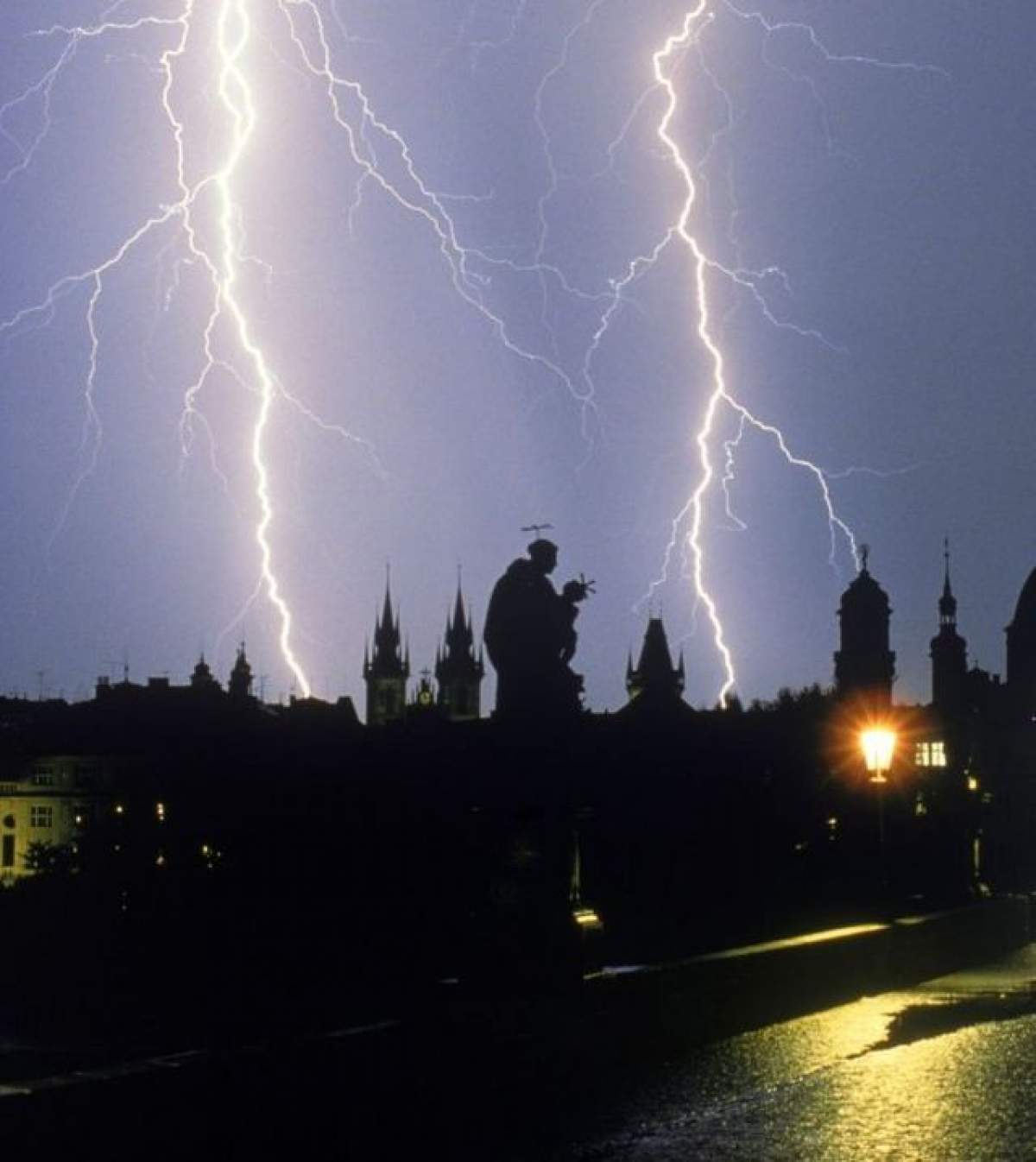 ATENŢIE nu ieşiţi din casă!!!! COD GALBEN de vijelii şi ploi! Vezi zonele afectate!