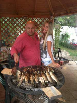 Bărbatul găteşte iar femeia se uimeşte! Uite ce face Tania Budia alături de Chef Cătălin Scărlătescu!