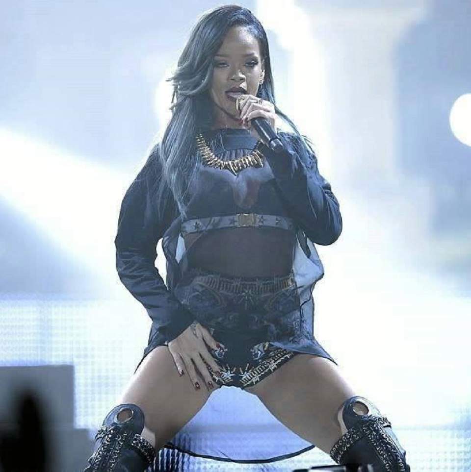 Rihanna se atinge lasciv la "păsărică"! Vedeta nu renunţă la gesturile obscene! / Foto