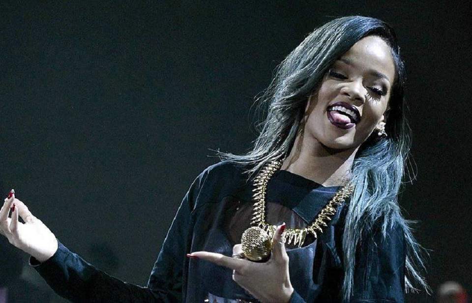 Rihanna se atinge lasciv la "păsărică"! Vedeta nu renunţă la gesturile obscene! / Foto