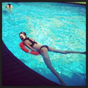 Nu ai mai văzut-o niciodată aşa! Posesoarea celor mai lungi picioare din România, crăcită în piscină! Foto HOT