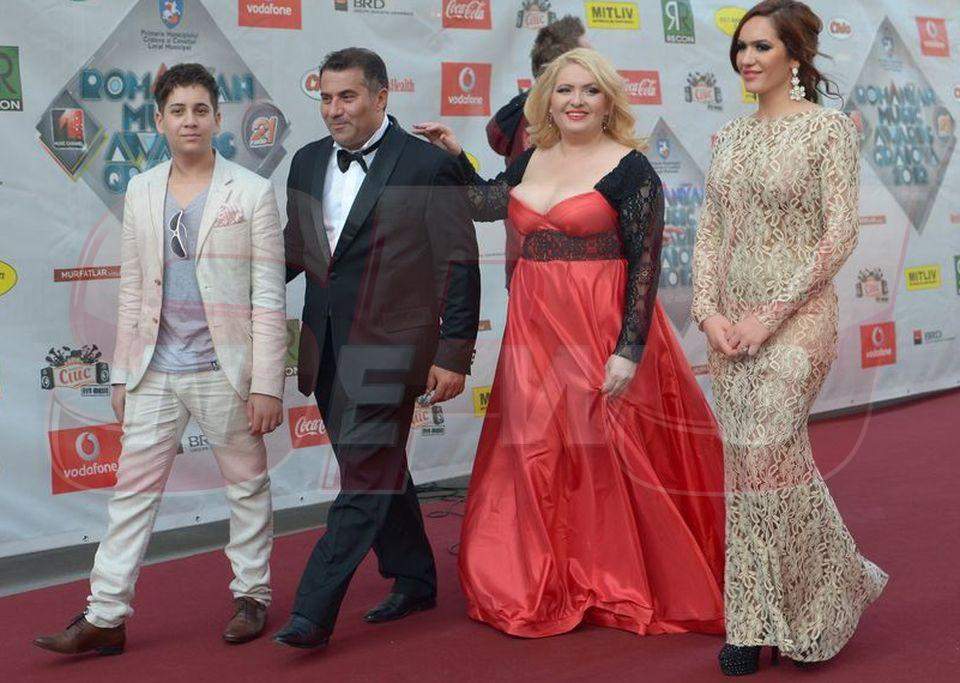"Am sânii lăsaţi, dar îi ridic cu sutienul!" Vezi ce artistă celebră are astfel de probleme!