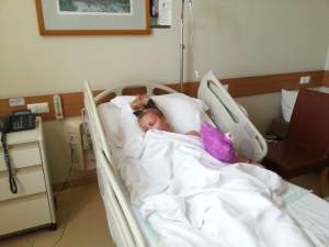 Uite primele imagini cu Lora pe patul de spital! / VIDEO
